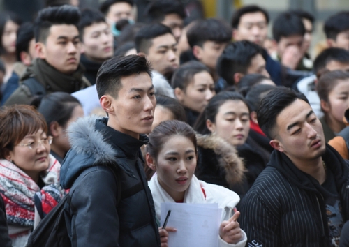 2月15日，參加北京電影學(xué)院表演學(xué)院考試的學(xué)生準(zhǔn)備入場(chǎng)。