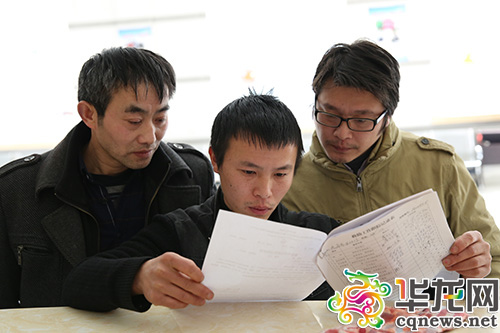 辦理出救助站的手續 記者 劉嵩 攝