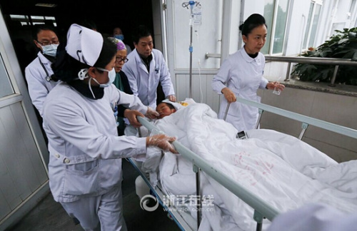 孩子在浦江縣人民醫院接受治療