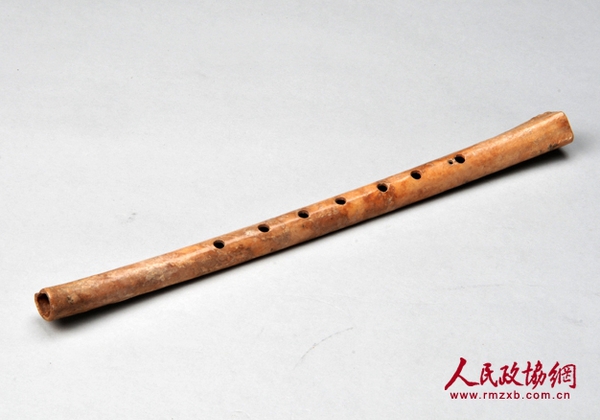 賈湖骨笛，骨質，長23.1厘米，1987年河南舞陽縣賈湖遺址出土。現(xiàn)藏于河南省博物院。