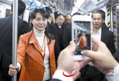 東莞兩會：衛三芳委員在地鐵車廂內留影。