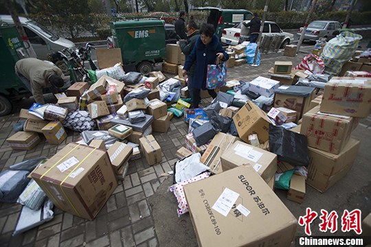 資料圖：圖為山西太原某快遞物流攬投部外快遞鋪滿地。 <a target='_blank' href='http://www.chinanews.com/'>中新社</a>記者 張云 攝