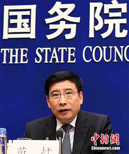 2月25日，國務(wù)院新聞辦公室舉行新聞發(fā)布會，工信部部長苗圩介紹工業(yè)穩(wěn)增長調(diào)結(jié)構(gòu)有關(guān)情況，并答記者問。 <a target='_blank' href='http://www.chinanews.com/'>中新社</a>記者 張勤 攝
