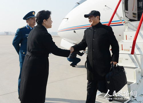 3月1日，參加全國(guó)政協(xié)十二屆四次會(huì)議的全國(guó)政協(xié)委員抵京。人民政協(xié)網(wǎng) 賈寧攝
