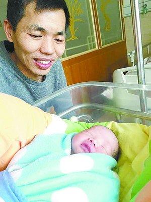 孿生兄弟同天結婚同天得子 娶同家醫院護士為妻