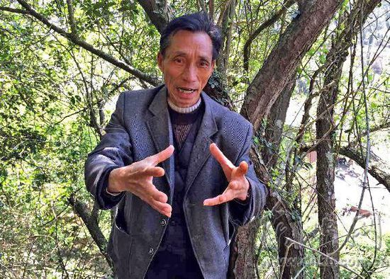 6米長(zhǎng)老巨蟒出洞曬太陽(yáng) 村民猜測(cè)是蟒媽遛娃