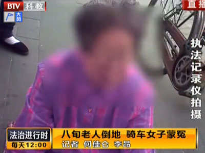 八旬老人自行倒地 監控挽救報警女孩清白