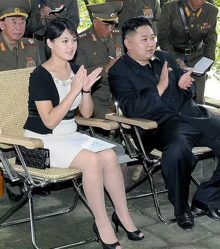金正恩夫人身側放著名牌包包