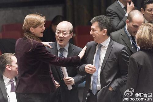 在安理會(huì)通過(guò)制裁朝鮮決議前，中國(guó)常駐聯(lián)合國(guó)代表劉結(jié)一與美國(guó)常駐聯(lián)合國(guó)代表鮑爾親切交流。