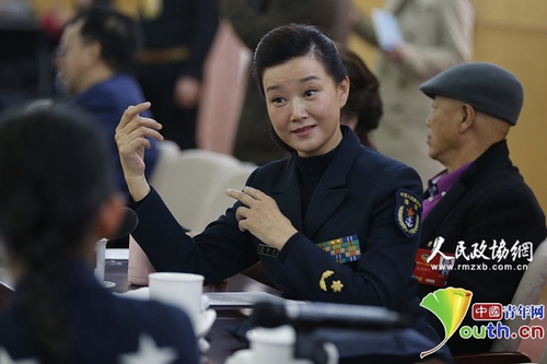 3月4日下午，在全國(guó)政協(xié)文藝26組的小組討論會(huì)上，宋祖英熟練地用手語(yǔ)與邰麗華交流。中國(guó)青年網(wǎng)記者　張炎良　攝2