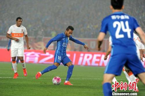 蘇寧主場(chǎng)3-0擊敗魯能獲得開門紅。　盛捷 攝