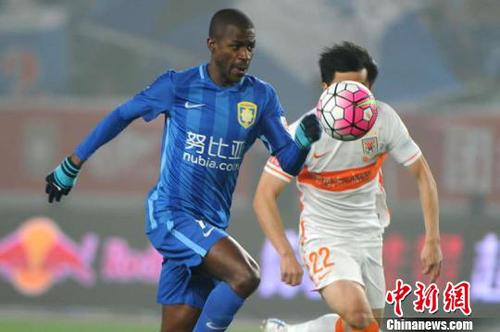 蘇寧主場(chǎng)3-0擊敗魯能獲得開門紅。　盛捷 攝