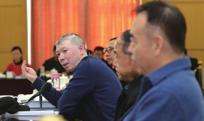 3月7日，全國(guó)政協(xié)委員馮小剛在小組會(huì)議中發(fā)言。新華社發(fā)