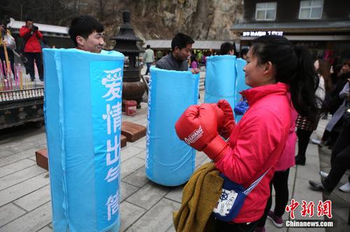 三八節丈夫甘做“出氣筒” 請妻子解氣