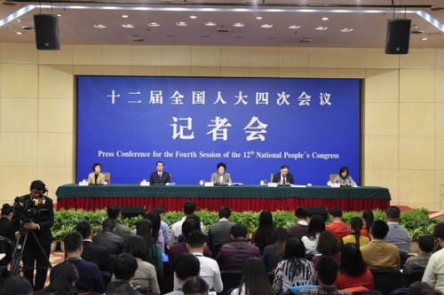 新華社照片，北京，2016年3月8日 
    衛計委主任李斌等就“實施全面兩孩政策”答記者問
    3月8日，十二屆全國人大四次會議新聞中心舉行記者會，邀請國家衛生和計劃生育委員會主任李斌、副主任馬曉偉和副主任王培安就“實施全面兩孩政策”的相關問題回答中外記者的提問。
     新華社記者 陳益宸 攝

