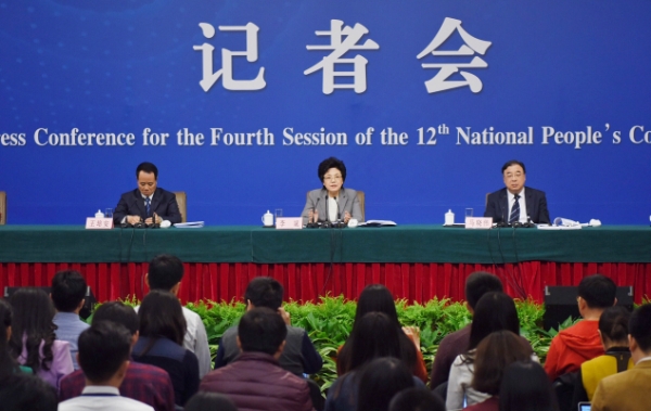 新華社照片，北京，2016年3月8日
    衛(wèi)計委主任李斌等就“實施全面兩孩政策”答記者問
    3月8日，十二屆全國人大四次會議新聞中心舉行記者會，邀請國家衛(wèi)生和計劃生育委員會主任李斌、副主任馬曉偉和副主任王培安就“實施全面兩孩政策”的相關(guān)問題回答中外記者的提問。
    新華社記者薛玉斌攝