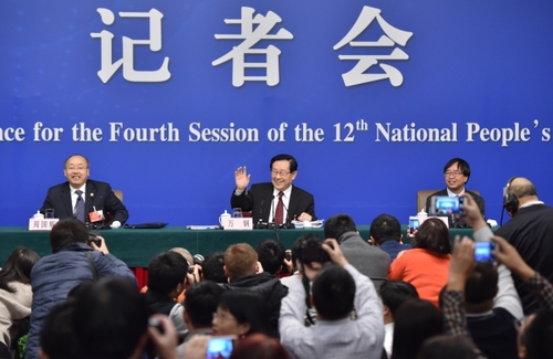 新華社照片，北京，2016年3月10日
    科技部長(zhǎng)萬鋼等就“科技創(chuàng)新發(fā)展”答記者問
    3月10日，十二屆全國(guó)人大四次會(huì)議新聞中心舉行記者會(huì)，邀請(qǐng)科技部部長(zhǎng)萬鋼、中國(guó)科技大學(xué)常務(wù)副校長(zhǎng)潘建偉、浙江省科技廳廳長(zhǎng)周國(guó)輝就“科技創(chuàng)新發(fā)展”的相關(guān)問題回答中外記者的提問。
    新華社記者李鑫攝