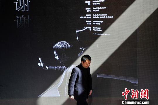 導演賈樟柯10日在家鄉汾陽宣布，由他與汾陽賈家莊聯合發起建造的賈樟柯藝術中心將在汾陽市賈家莊村興建。圖為賈樟柯在啟動儀式現場?！№f亮 攝