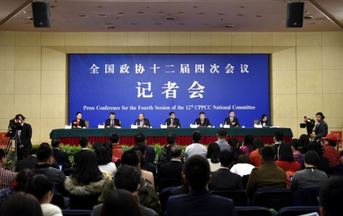 新華社照片，北京，2016年3月11日 
   政協(xié)委員談提振經(jīng)濟發(fā)展信心
   3月11日，全國政協(xié)十二屆四次會議在北京梅地亞兩會新聞中心召開記者會，邀請全國政協(xié)委員傅成玉、孫蔭環(huán)、盧志強、王文彪、徐冠巨就提振經(jīng)濟發(fā)展信心，企業(yè)在調整結構、轉型升級、提質增效中發(fā)揮積極作用回答記者提問。 
    新華社記者 陳益宸 攝