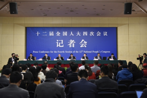 新華社照片，北京，2016年3月11日
    柳斌杰等五位全國人大相關負責人答記者問
    3月11日，十二屆全國人大四次會議新聞中心舉行記者會，邀請全國人大教育科學文化衛生委員會主任委員柳斌杰、全國人大環境與資源保護委員會委員蒲長城、全國人大農業與農村委員會委員張曉山、全國人大常委會預算工作委員會副主任劉修文、全國人大常委會辦公廳秘書局巡視員傅文杰就“人大監督工作”的相關問題回答中外記者的提問。
    新華社記者 陳益宸 攝