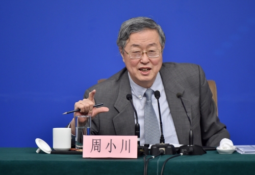 新華社照片，北京，2016年3月12日
    中國人民銀行行長周小川等就“金融改革與發(fā)展”答記者問
    3月12日，十二屆全國人大四次會議新聞中心舉行記者會，邀請中國人民銀行行長周小川、副行長易綱、副行長兼國家外匯管理局局長潘功勝、副行長范一飛就“金融改革與發(fā)展”的相關(guān)問題回答中外記者的提問。這是周小川在回答記者提問。
    新華社記者李鑫攝