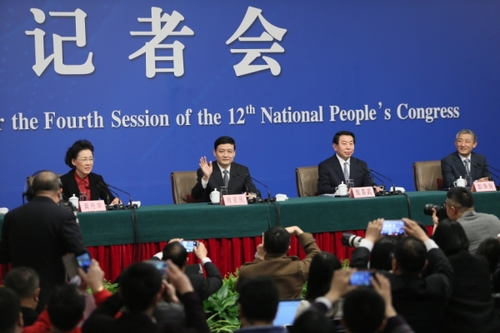 新華社照片，北京，2016年3月12日
    國資委主任肖亞慶等就“國企改革”答記者問
    3月12日，十二屆全國人大四次會議新聞中心舉行記者會，邀請國務院國有資產監督管理委員會主任肖亞慶、副主任張喜武、副主任黃丹華和副秘書長、新聞發言人彭華崗就“國企改革”的相關問題回答中外記者的提問。
    新華社記者 陳君清 攝
