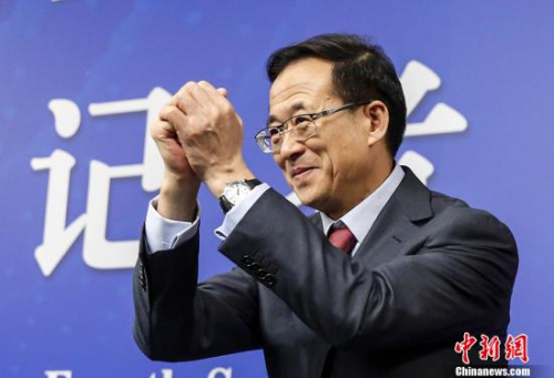 3月12日，十二屆全國人大四次會議新聞中心舉行記者會，邀請中國銀行業監督管理委員會主席尚福林、中國證券監督管理委員會主席劉士余、中國保險監督管理委員會主席項俊波回答中外記者的提問。圖為劉士余向記者打招呼。 <a target='_blank' href='http://www.chinanews.com/'>中新社</a>記者 張浩 攝