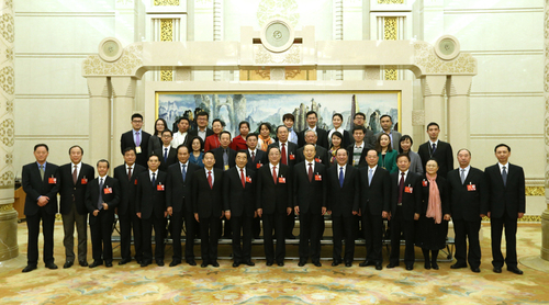 　3月14日，中共中央政治局常委、全國政協(xié)主席俞正聲在北京人民大會堂會見參加全國政協(xié)十二屆四次會議新聞報道工作的中央主要新聞媒體負(fù)責(zé)同志和記者代表，向參加大會報道的新聞工作者表示誠摯慰問和衷心感謝。新華社記者 馬占成 攝