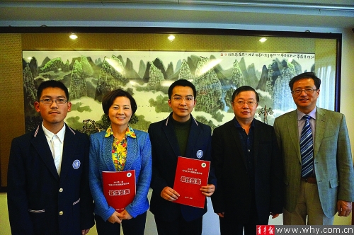 復旦附中學子將“模擬政協提案”交到了全國政協委員徐曉蘭（左二）手中。受訪者供圖
