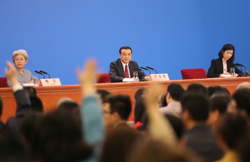 新華社照片，北京，2016年3月16日 
    李克強總理與中外記者見面 
    3月16日，國務(wù)院總理李克強在北京人民大會堂與中外記者見面，并回答記者提問。 
    新華社記者 劉衛(wèi)兵 攝