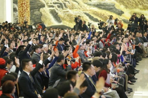 新華社照片，北京，2016年3月16日 
    李克強總理與中外記者見面 
    3月16日，國務(wù)院總理李克強在北京人民大會堂與中外記者見面，并回答記者提問。這是記者在會上舉手提問。
    新華社記者 鞠鵬 攝
