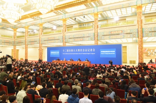 新華社照片，北京，2016年3月16日 
    李克強(qiáng)總理與中外記者見面 
    3月16日，國務(wù)院總理李克強(qiáng)在北京人民大會(huì)堂與中外記者見面，并回答記者提問。 
    新華社記者 楊宗友 攝

