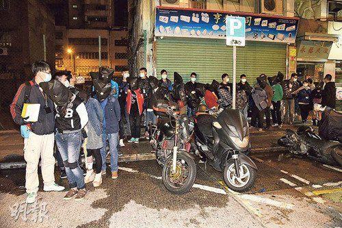 警方在旺角新填地街目標(biāo)單位破獲毒品飯?zhí)茫胁?1名男女。圖自香港《明報(bào)》