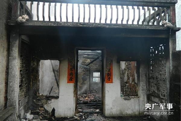 【圖】吸毒男子燒自家屋 手持木棍海邊游蕩