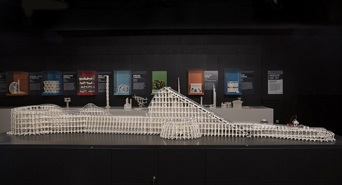 塔克在創(chuàng)作這些作品時(shí)，僅僅依靠照片中的建筑的形狀進(jìn)行反復(fù)嘗試，并不依賴電腦建模。（網(wǎng)頁截圖）