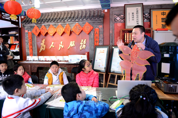 劉賓老師教孩子們國家級非物質文化遺產“曹氏風箏”的制作和傳承故事。