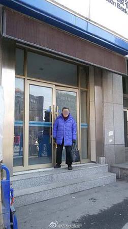 老人自稱88歲，因自己的老伴取不出錢都被“氣死了”，才出此舉動。