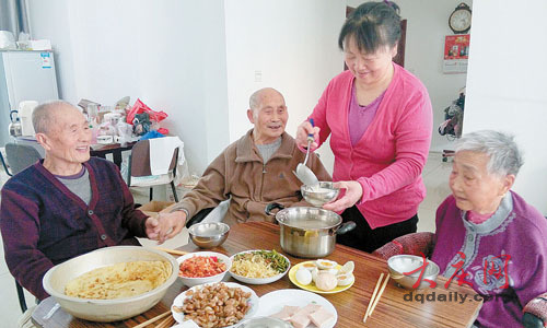 孝順兒媳伺候癱瘓公婆連父親92歲發小也照顧（圖）