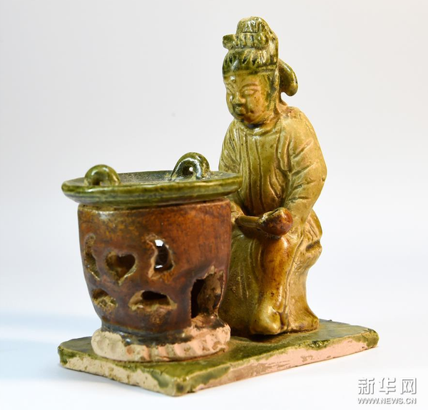 這是陸羽煮茶三彩器（3月18日攝）。新華社記者 李博 攝