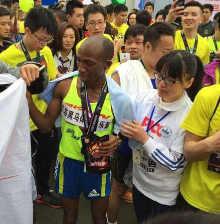 成都雙遺馬拉松開跑 “熊貓”跑友現場求婚