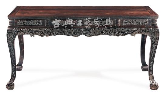 1995年古典家具第一場個人專場“清水山房”專場拍品“清康熙 紫檀高束腰大畫桌”，現(xiàn)藏于觀復博物館。（圖片提供：北京觀復博物館）