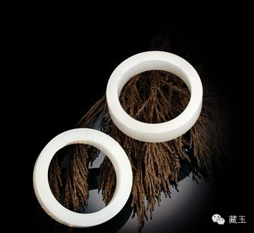 中國其他時代的玉手鐲雖出現了以淺浮雕為主的裝飾手法，包括元代的手鐲，雖然裝飾性越來越濃烈直白，但是整體的藝術效果和加工特征還是以質樸為主，這即使在少數民族風格濃郁的元朝也是如此。