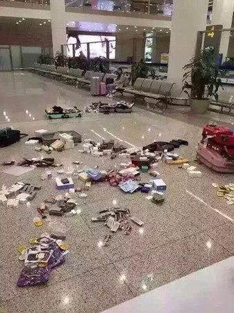 圖說：昨天晚間，朋友圈里流傳“浦東機場到處是不愿加稅而棄置的商品”。網(wǎng)絡(luò)圖