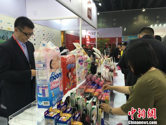 圖為2016中國國際電子商務(wù)博覽會(huì)現(xiàn)場。　李佳赟 攝