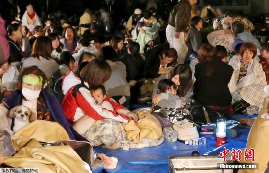 躲避地震的民眾。當地消防部門仍在加緊確認具體遭災情形。政府官員承認目前對人員受害情形尚未能把握。