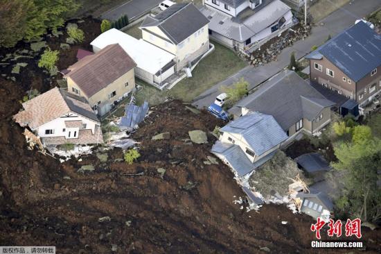 地震還引發(fā)山體滑坡。熊本縣南阿蘇村發(fā)生嚴(yán)重山體滑坡，多所居民住宅被毀。專家擔(dān)憂的，還在于這連續(xù)兩次強(qiáng)震皆發(fā)生在熊本縣境內(nèi)的著名活火山阿蘇山附近。而當(dāng)天上午阿蘇山的中岳第一火口，已經(jīng)發(fā)生了小規(guī)模的噴火。