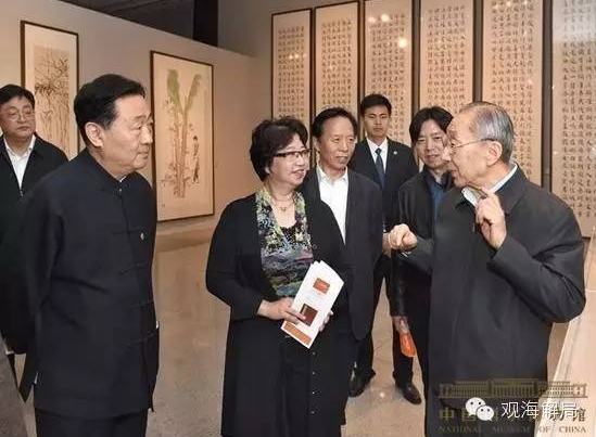 圖為李嵐清同志參觀“中國藝術研究院著名藝術家系列精品展”