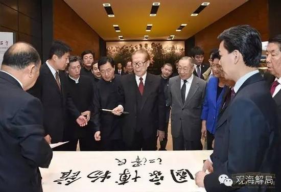 圖為江澤民同志為國博題詞：“建設世界一流國家博物館”