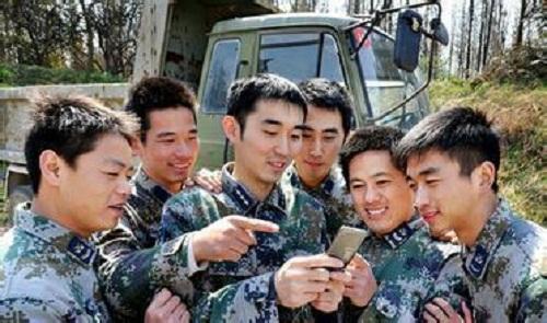 港媒稱解放軍試點解除智能手機禁令 將用軟件監測