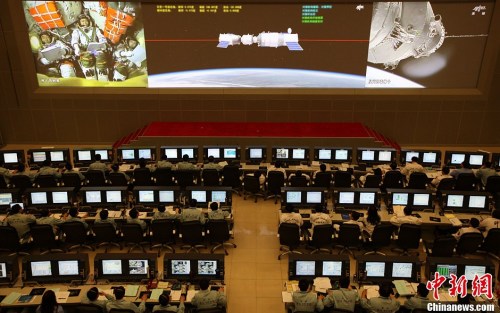 資料圖：北京時間2013年6月13日13時18分，天宮一號目標飛行器與神舟十號飛船成功實現自動交會對接。圖為北京航天飛行控制中心指揮大廳大屏幕播出對接實時畫面。<a target='_blank' href='http://www.chinanews.com/'>中新社</a>發 孫陽 攝 